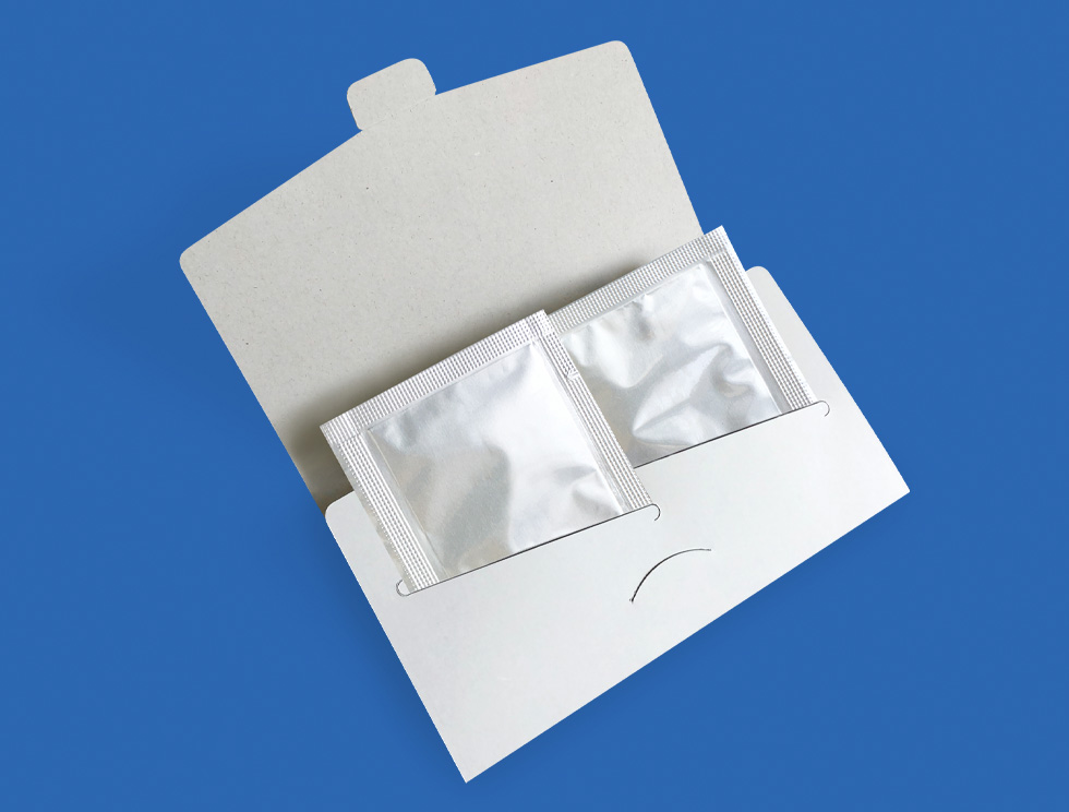 試供品パウチを差し込めるサンプル配布用パッケージ（開いたところ）