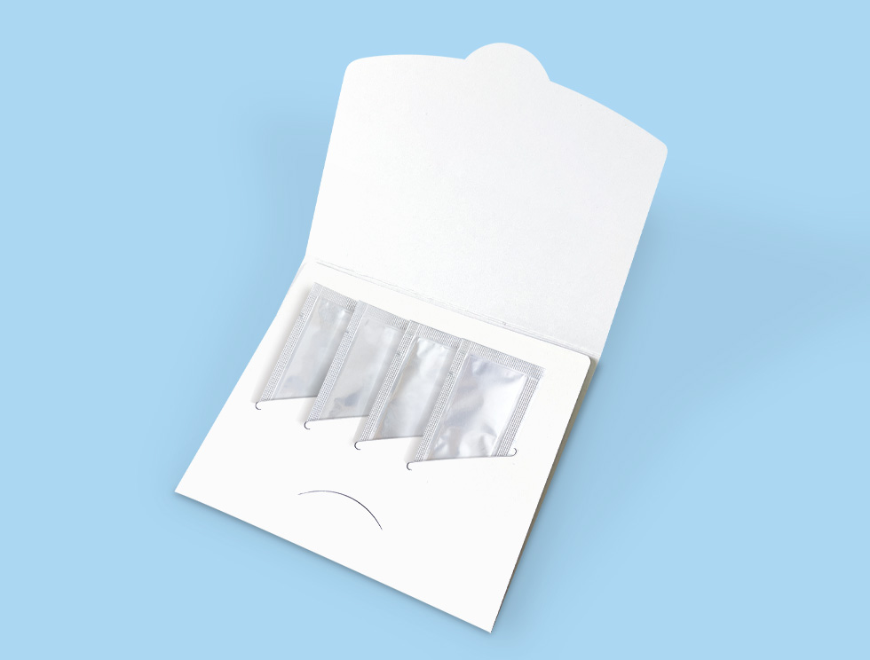 切り込みに試供品アルミパウチが差し込める、サンプル配布用パッケージ
