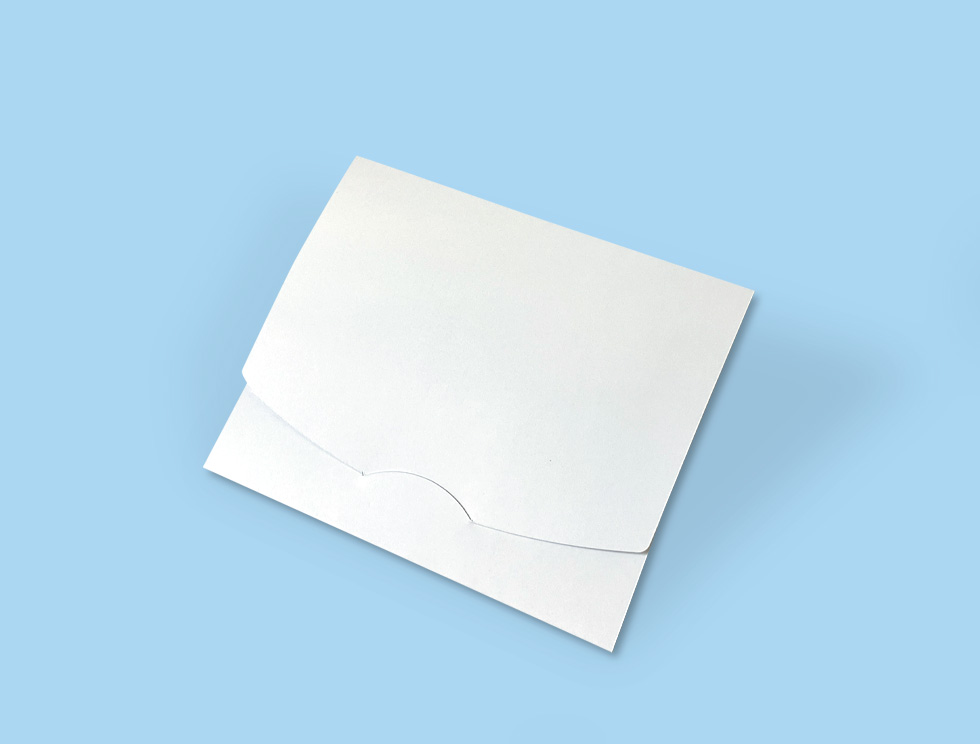 切り込みに試供品アルミパウチが差し込める、サンプル配布用パッケージ(とじたところ)