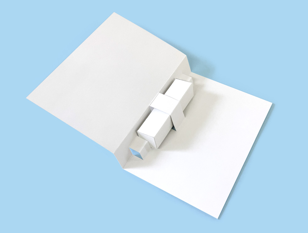 ミニボトルやミニチューブの試供品が挟める、サンプル配布用パッケージ台紙